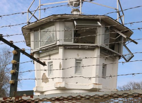 Jugendtourist und die Flucht aus der DDR im Bus, Wachturm und Stacheldraht an der innerdeutschen Grenze