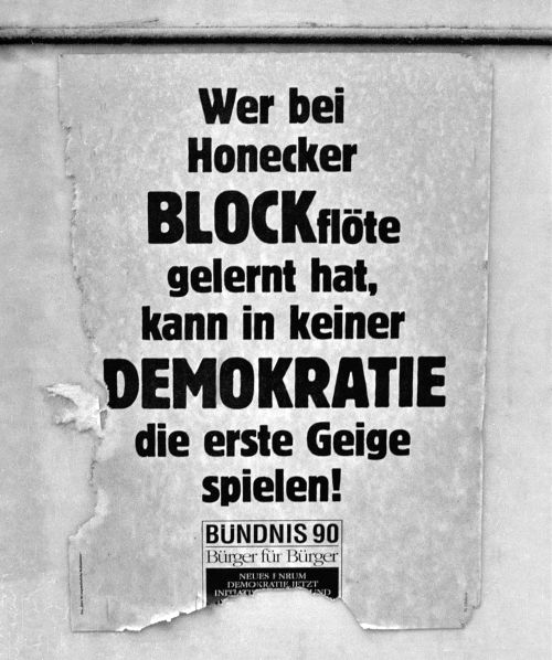 Universität Greifswald, Greifswald zu DDR-Zeiten. Das Foto zeigt ein Wahlplakat in Greifswald anlässlich der ersten freien Volkskammerwahl in der DDR am 18. März 1990.