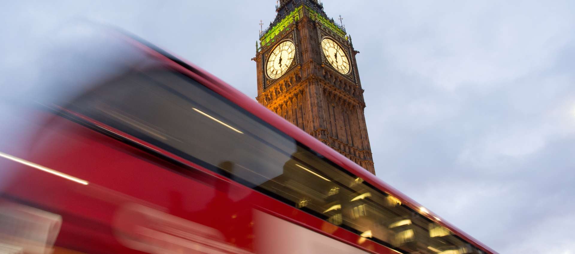 Anglizismen in der norwegischen Sprache. Auf dem Foto sehen Sie Big Ben und einen roten Doppeldeckerbus.